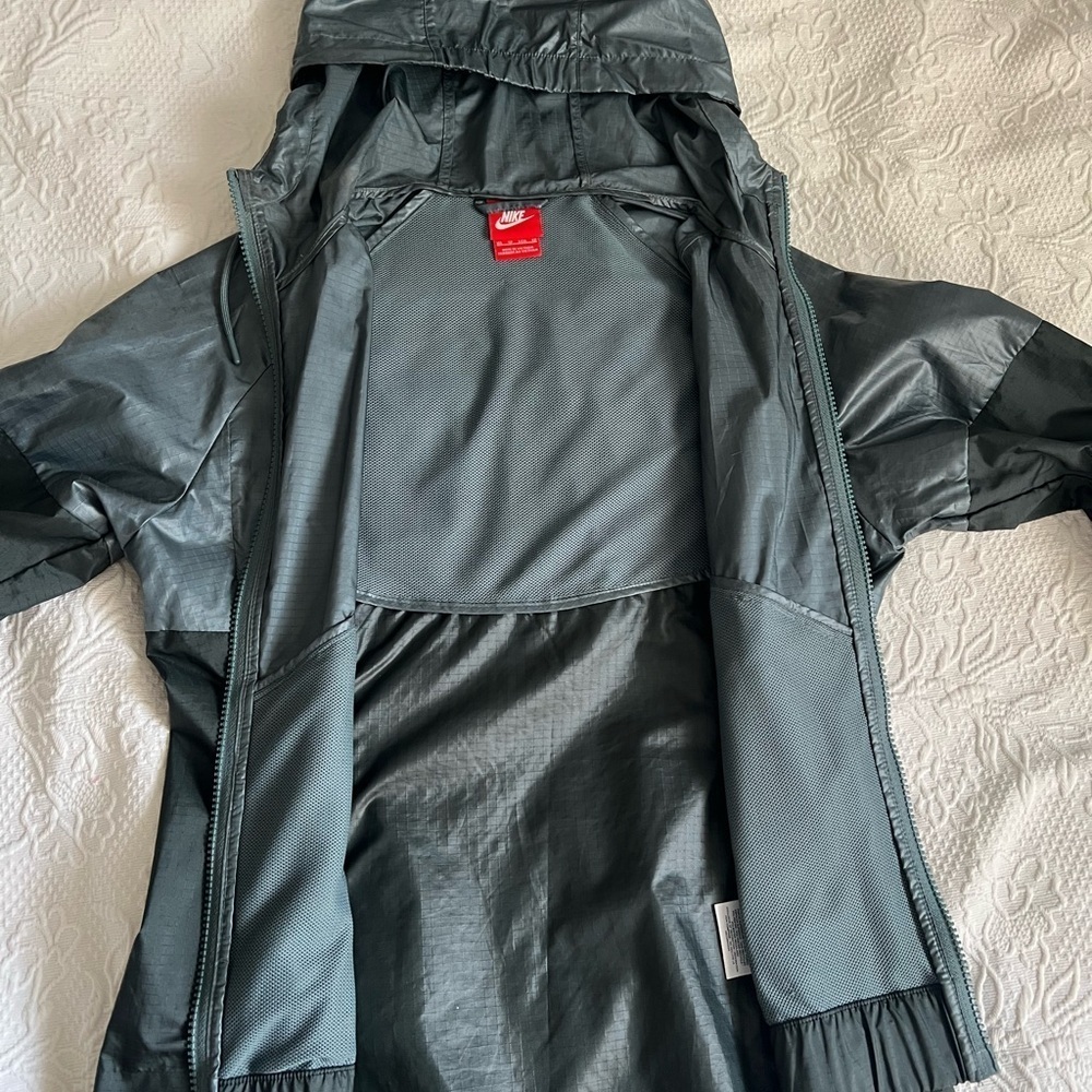 Nike Women's Two-Tone Windbreaker Jacket - Picture 7 of 11